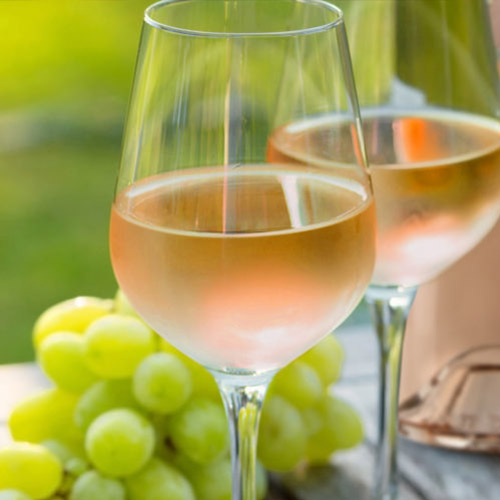 Östlich angrenzend zu Saint-Émilion befindet sich die Weingegend der Côtes de Castillon, darunter auch die Weine der Domaine d’Argilius. Diese Weine der Côtes de Castillon haben grosses Potential. Der „Petit Gris“ ist ein wunderbarer Roséwein. Die Nase ist fruchtig mit Nuancen von rosa Grapefruit. Im Mund leicht, fruchtig und mild.